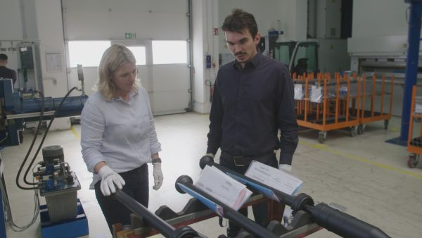 Bereichsleiterin Anett Ziems begutachtet Prototypen bei IFA Haldensleben c MDR DOKfilm