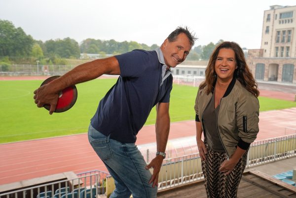 Lars Riedel und Katarina Witt lächeln sind im Chemnitzer Sportforum und lächeln in die Kamera