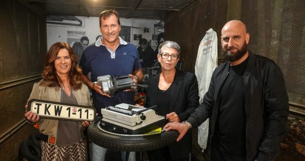Katarina Witt, Lars Riedel, Agnieszka Kubicka-Dzieduszycka und Martin Maleschka stehen in einer Garage in Chemnitz.