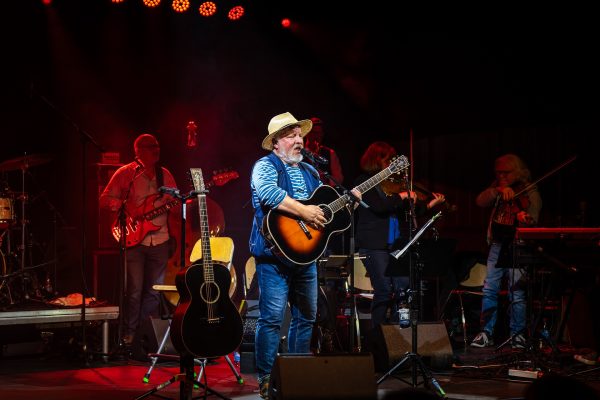 Axel Prahl auf der Bühne ©NDR WDR 2025 Axel Prahl steht mit Gitarre auf der Bühne und singt.