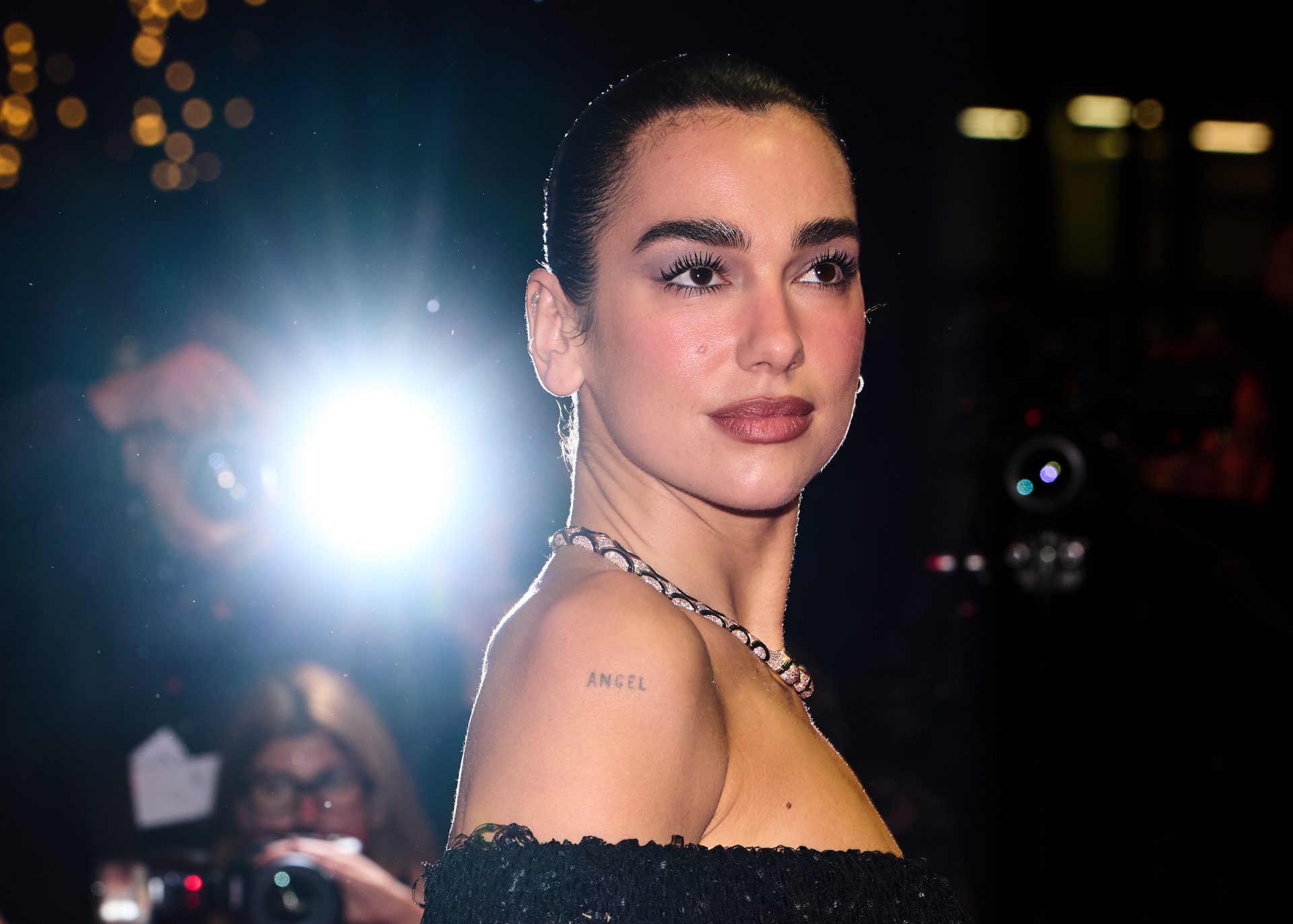 Zur Produktion DUA LIPA gehen.